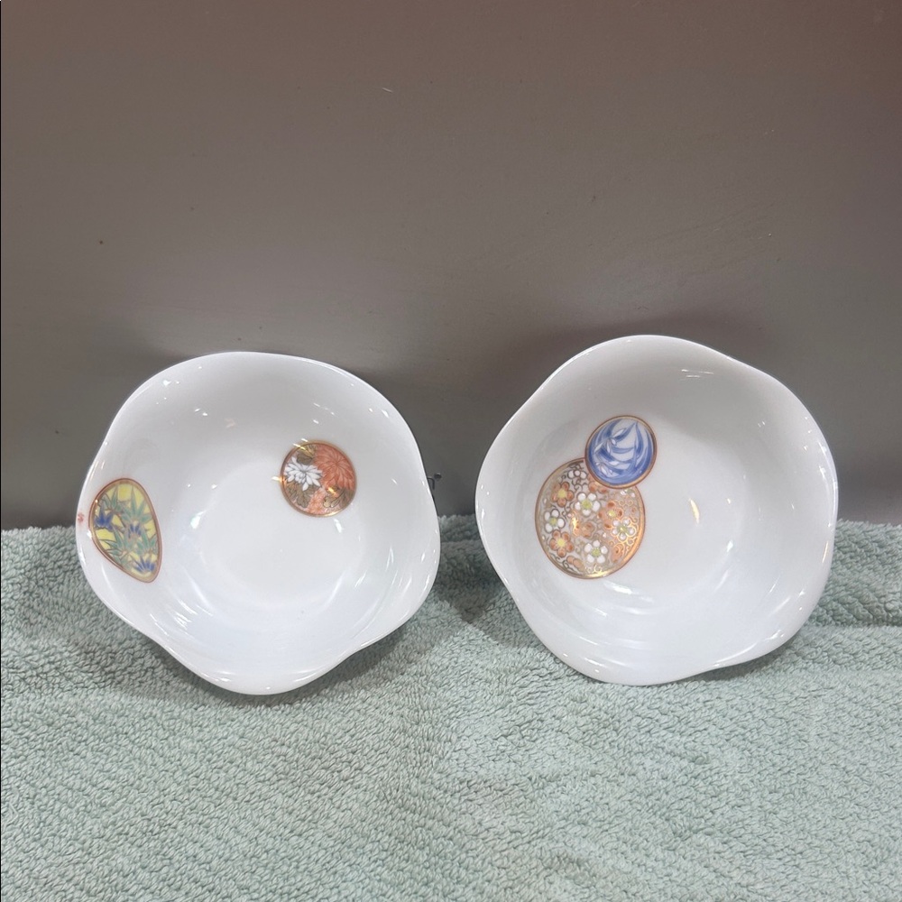 Fukagawa Porcelain Kotobuki Akae plum-blossom shaped bowls